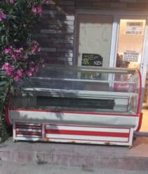 Soyuducu kameralar: Vitrin soyuducu – uzunu 2 metrdən çox. Şüşə vitrinli, ön hissədə geniş — 1