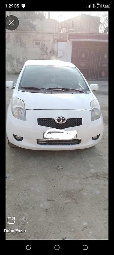 mercedes e 2: Toyota Yaris – ağ rəngli, 5 qapılı hetçbek Texniki/eksteryer: - — 4