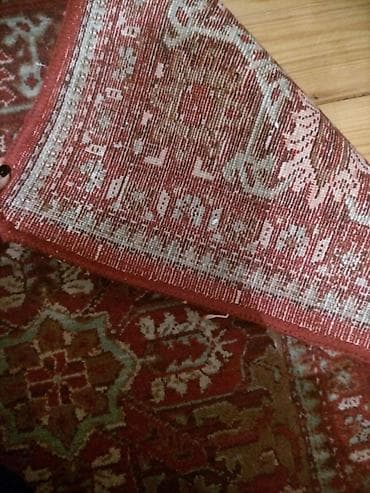 Qırmızı tonlarda klassik Şərq naxışlı xalça - Dizayn: Mərkəzdə böyük