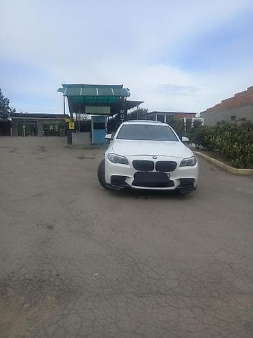 maşın nol altı: BMW 5 Series sedan (F10) – ağ rəng, M‑paket üslublu eksteryer. masin — 9