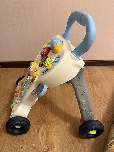 Manejlər: Uşaq gəzdirici–aktiviti mərkəzi - 2-si 1-də: körpənin ilk addımlarını — 2