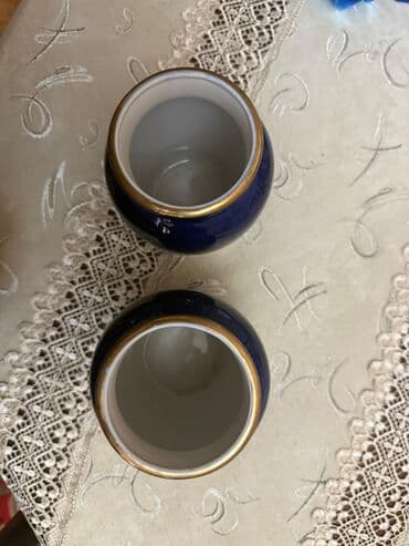 İki ədəd kobalt rəngli, qızılı naxışlı keramik banka. Hər bir bankanın