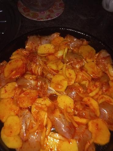 Ev tipi hazır yeməklər – sobada toyuq və kartof, həmçinin doldurulmuş