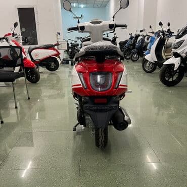 mətbəx pərdələri 2021: Şəhər üçün rahat və zərif skuter - Retro-modern dizayn: ağ/qırmızı — 4