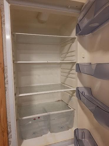 ipad satilir: İki qapılı məişət soyuducusu - Ağ korpus, üstdə soyuducu, altda — 2