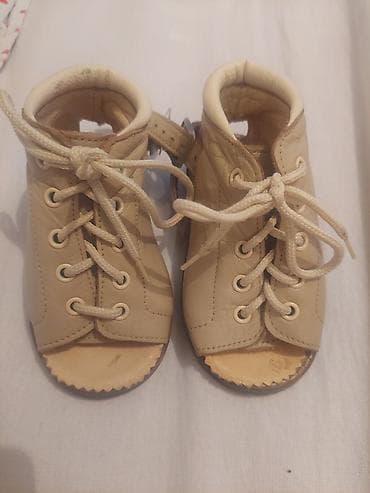 qolu kesilen uşaq: Uşaq üçün ortopedik ayaqqabı və abdüksiya şinası dəsti. Qeyd:ən kiçik — 4