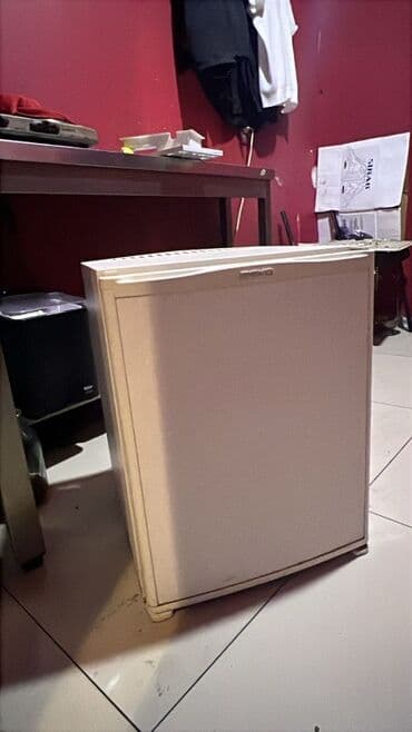 холодильник для машины: Ağ rəngli, yığcam mini soyuducu. Bu kiçik ölçülü soyuducu, məhdud yerə — 2