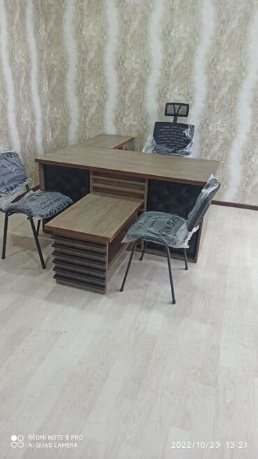 Ofis mebeli dəsti - L‑şəkilli iş masası: taxta rəngli üst səth, ön