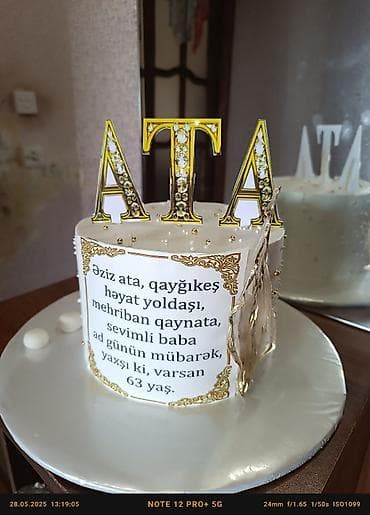 65 yaş tortu: Ağ şirəli tort, üzərində "Əziz ata, qayğıkeş həyat yoldaşı, mehriban — 1