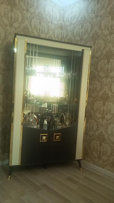 e herfi şekilleri: Vitrinli qab-dadya dolabı və içində klassik kolleksiya qablar dəsti — 1