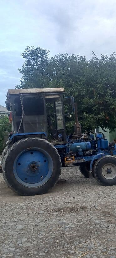 купить измельчитель сена бу: Mavi rəngli təkərli kənd təsərrüfatı traktoru - Kabinli konstruksiya — 1