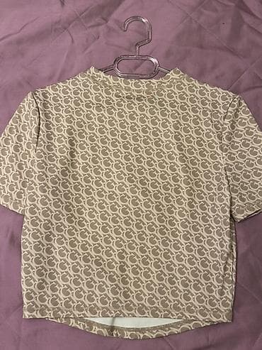 Qısaqol qadın köynəyi – bej rəngdə, bütövlükdə təkrarlanan “G” — 2