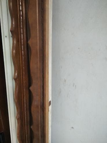 Klassik dizayna malik taxta qapı çərçivəsi və pervaz dəsti -