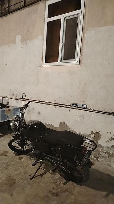 maped: Qara rəngli şəhər/enduro tərzli motosiklet - Rəng: qara, minimalistik — 7