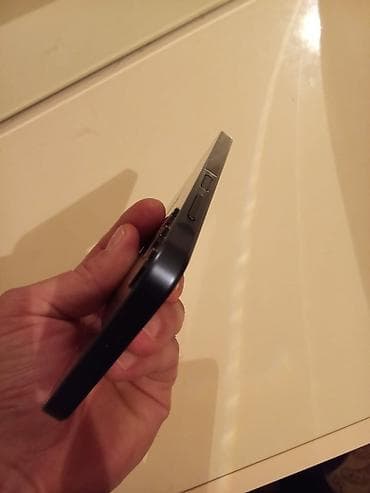 Smartfon – qara/metallik göy çərçivə, düz kənarlı dizayn. Əsas — 4