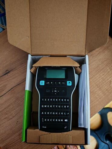 Kalkulyatorlar: DYMO LabelManager 160 etiket printeri. Qara rəngdə olan bu printer