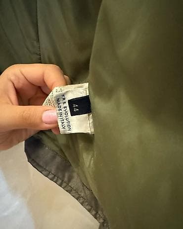 baş geyimi: Trussardi Jeans qadın gödəkçəsi - Model: TRS Evolution xətti, Made in — 3