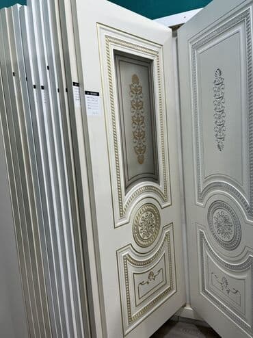 Ağ rəngdə olan, üzərində qızılı ornamentlər olan qapı. Qapının yuxarı lalafo.az -da Ağ rəngdə olan, üzərində qızılı ornamentlər olan qapı. Qapının yuxarı