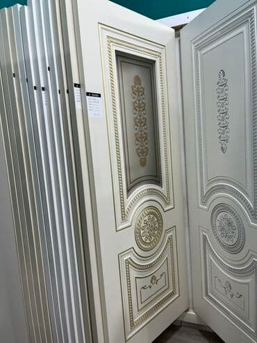 taxta qapl: Ağ rəngdə olan, üzərində qızılı ornamentlər olan qapı. Qapının yuxarı — 1