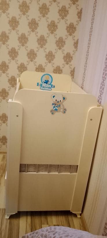 lovhe: Uşaq beşiyi – ağ krem rəngdə, mavi naxışlı - Material: ağac lövhə — 2