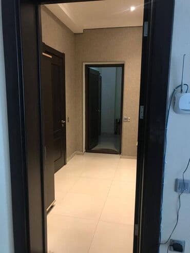 аренда торгового места в магазине: Gənclik metrosuna yaxın yol kənarı ümumi sahəsi 220 kv,m olan, obyekt — 7