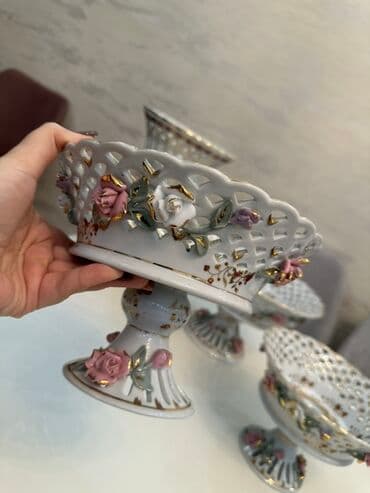 perfe: Bu dəstə zərif ağ rəngli farfor vaza və bir neçə zərli, oymalı qab — 2