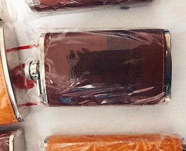 ag qara: Paslanmayan metaldan hazırlanmış, dəri örtüklü kolbalar. Üzərində — 3