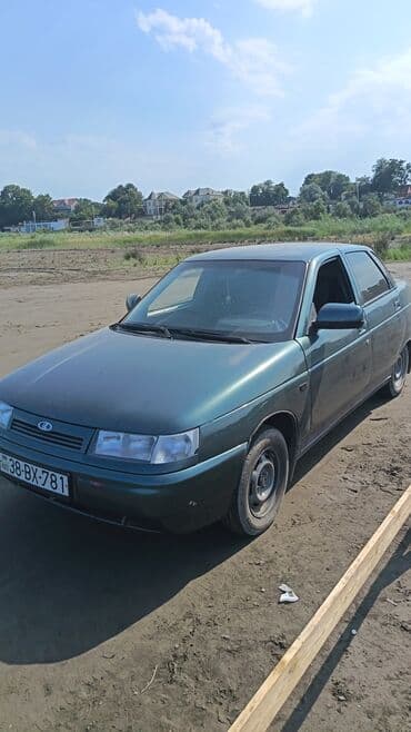 стекло на авто: Yaşıl rəngdə Lada 2110 sedan. Avtomobilin arxa şüşələri — 4