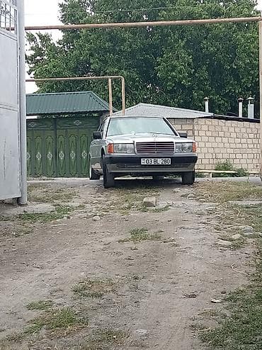 mercedes 208 d: Mercedes-Benz 190E (W201) sedan - Kuzov: 4 qapılı sedan, gümüşü rəng — 1