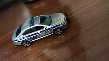 Matchbox polis Maşını-metal gövdəli, detallı sedan model. Gümüşü