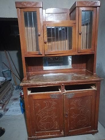 qedimi bufet: Mətbəx bufeti – taxta, vitraj şüşəli üst dolablar və güzgülü ara hissə — 2