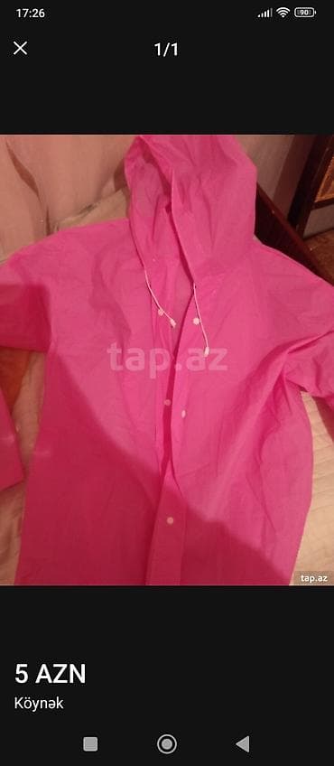 Paltar: kapüşonlu, düyməli, parlaq çəhrayı rəngdə üst geyimi