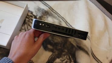 Masaüstü kompüterlər və iş stansiyaları: Apple Mac Mini – gümüşü rəngdə, yığcam və masaüstü kompüter. Evdə — 3