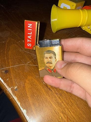 Məhsul: Stalin temalı qazla doldurulan alışqan - Korpus: Qızılı — 2