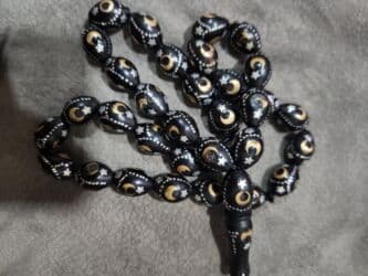 Eynəklər: Gumus isdemeynen usur tesbeh Qara rəngdə, üzərində ağ, qırmızı və mavi — 1