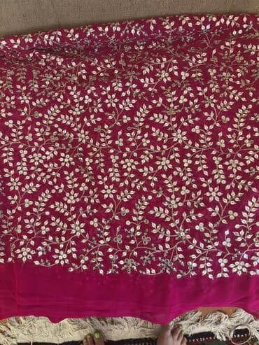 kompleti od trikotaze: Tünd çəhrayı rəngdə, incə işləməli və payetli naxışlı parça. Bu parça — 1