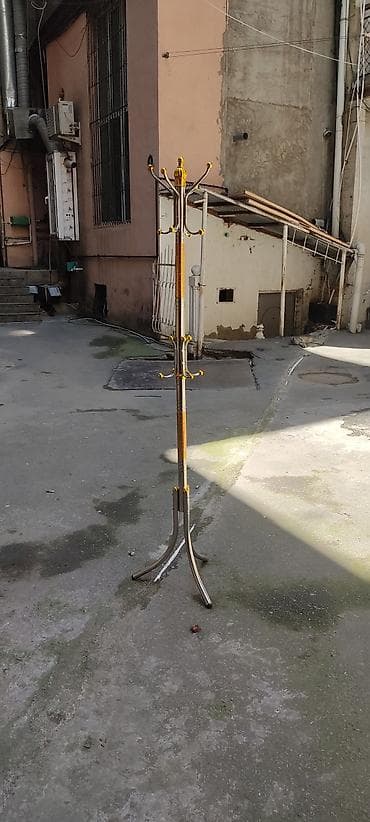 Asılqanlar: Metal dəftəryanı/geyim asqısı – sərbəst dayanan model.tezedir - — 2