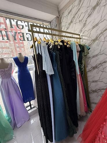 ✔️ 100-ə yaxın ziyafət geyimi ✔️ 5 ədəd maneken və asılqanlar (vitrin — 2