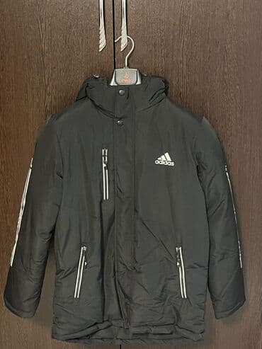 Adidas Kids qış gödəkcəsi - Rəng: qara, ağ loqo və ağ zolaq detalları