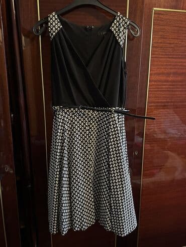 Moskviç: Qara-ağ dizaynlı qadın donu - Üst hissə: qara, V-kəsimli büzməli üst — 1