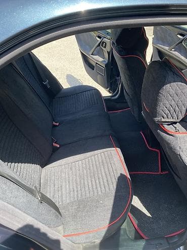 mercedes 190e: Mercedes-Benz E-Class (W210), sedan, tünd mavi rəng. Xüsusiyyətlər: - — 6