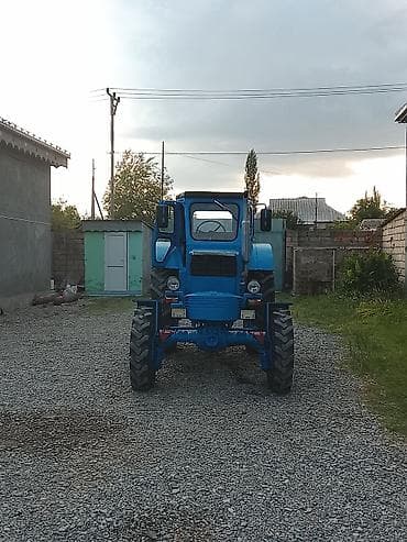 vaz 2107 abilsofka: Mavi rəngli təkərli kənd təsərrüfatı traktoru. Xüsusiyyətlər: - Ön və — 2