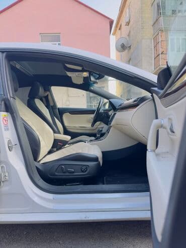 фольксваген пассат сс: Volkswagen CC, ağ kuzov və açıq rəngli-süet/deri kombinasiyalı salon — 18