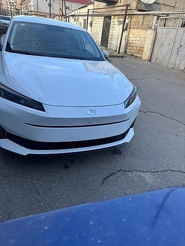 paneler: Model: A05 sedan (ağ rəng) Əsas xüsusiyyətlər: - Müasir — 2