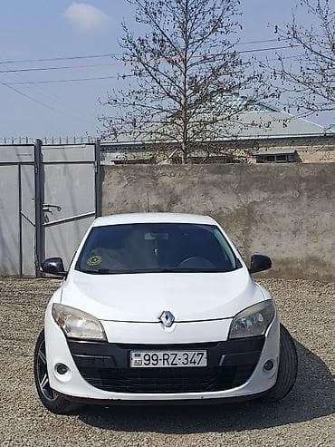 4 fəsil təkərlər: Renault Megane (universall/kombi), ağ rəng. Xüsusiyyətlər: - Kuzov: 5 — 2