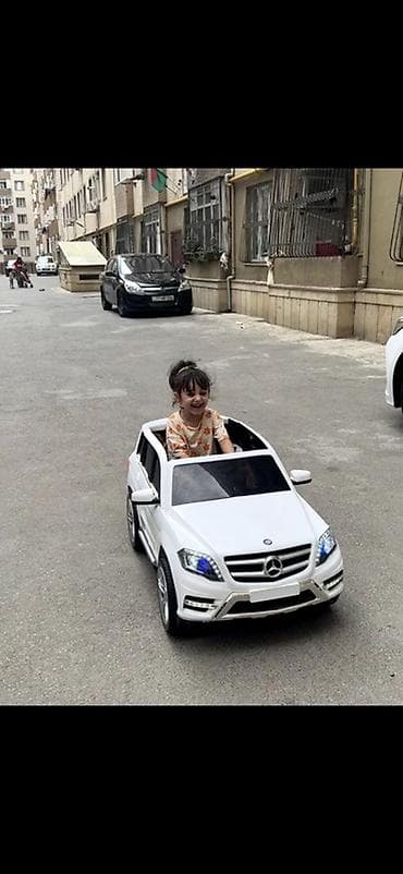oyuncaq masini: Uşaq üçün elektrikli miniatür avtomobil – Mercedes-Benz üslubunda, ağ — 1