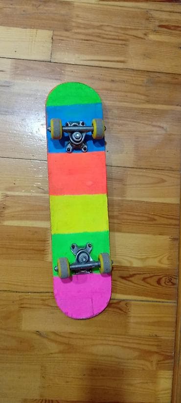 skateboard: Skateboard – taxta gövdə, iki tərəfi yüngül qabarıq forma. - — 4