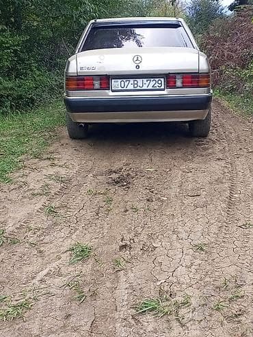 Mercedes-Benz 190 (W201) sedan - Kuzov: sedan, gümüşü rəng -