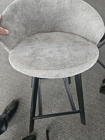 Bar üçün dizayn edilmiş yüksək oturacaqlar 8 ədədir. yep yenidi. birin