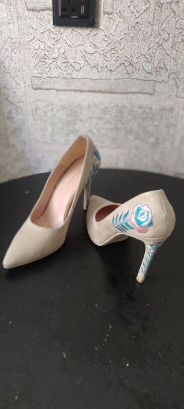 зеленые туфли: Туфли, Размер: 40, цвет - Бежевый, Б/у — 2